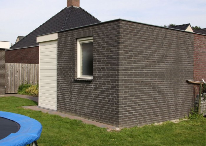 diverse kleine werken De achterzijde, materialen zoals bij woonhuis nog net zichtbaar