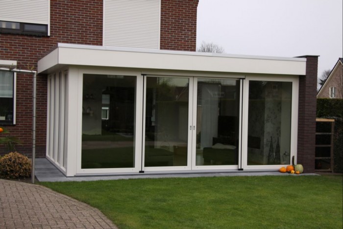 diverse kleine werken De tuinkamer is tegen de woning en één nieuwe muur aangebouwd