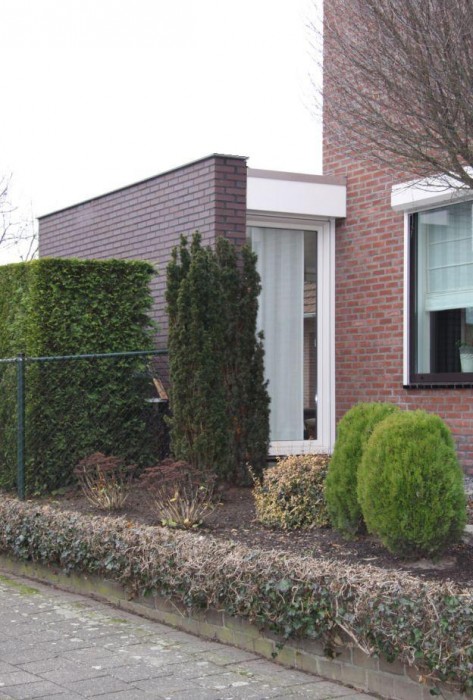 diverse kleine werken Doorkijk naar de voorzijde. De stenen zijn dezelfde als van de bestaande plint