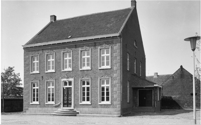 Voormalige pastorie te Grathem Pastorie in gebruik als jeugdhuis, anno 1965 (bron: RCE)