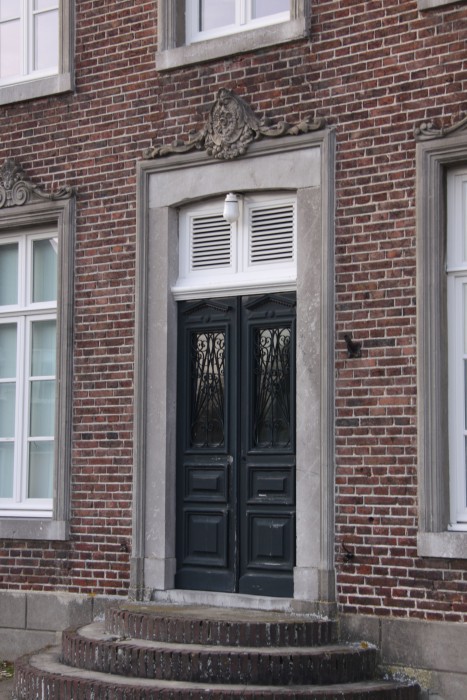 Voormalige pastorie te Grathem De entree met nog steeds de authentieke voordeuren.